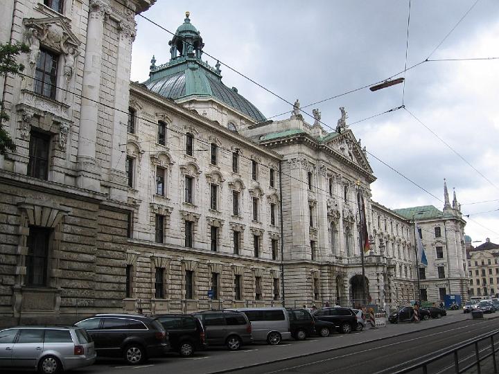 Muenchen 006.jpg - Die Isar durchfließt das Stadtgebiet auf einer Länge von 13,7 km von Südwest nach Nordost, parallel dazu läuft bis Sendling der Isar-Werkkanal. In der Isar liegen die Museumsinsel mit dem Deutschen Museum und unmittelbarer flussabwärts die Praterinsel.